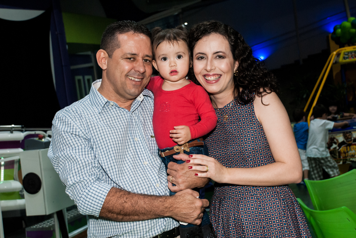 os pais fazem foto com a afilhada no Buffet Balakatoon, saude, são Paulo, aniversário de João Gabriel 5 anos, tema da festa carros