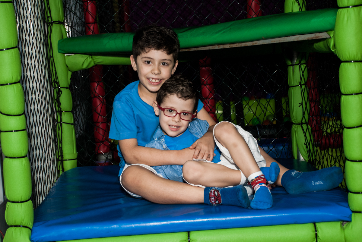 fotografia dos irmãos no Buffet Balakatoon, saude, são Paulo, aniversário de João Gabriel 5 anos, tema da festa carros