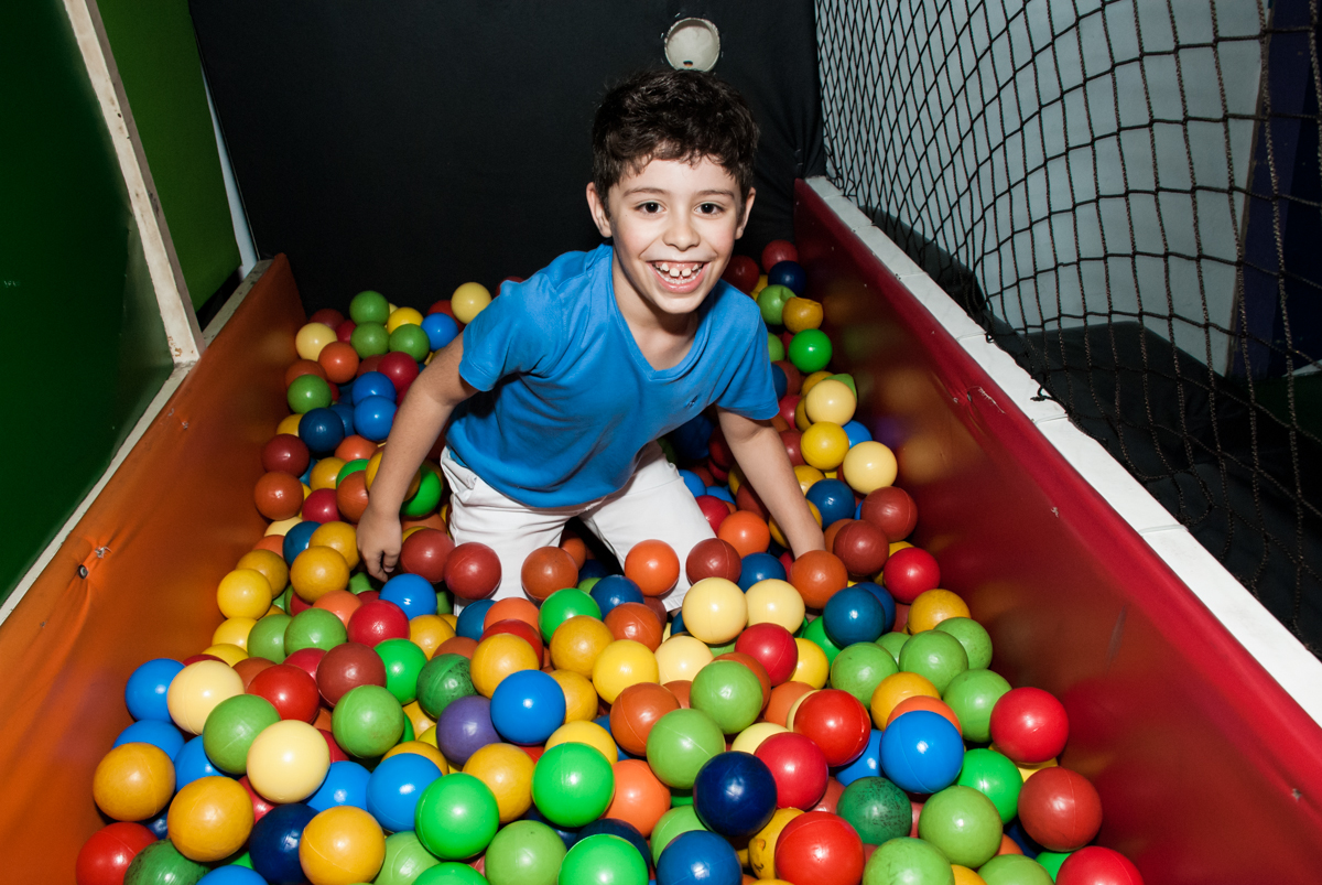 brincadeira divertida na piscina de bolinhas no Buffet Balakatoon, saude, são Paulo, aniversário de João Gabriel 5 anos, tema da festa carros