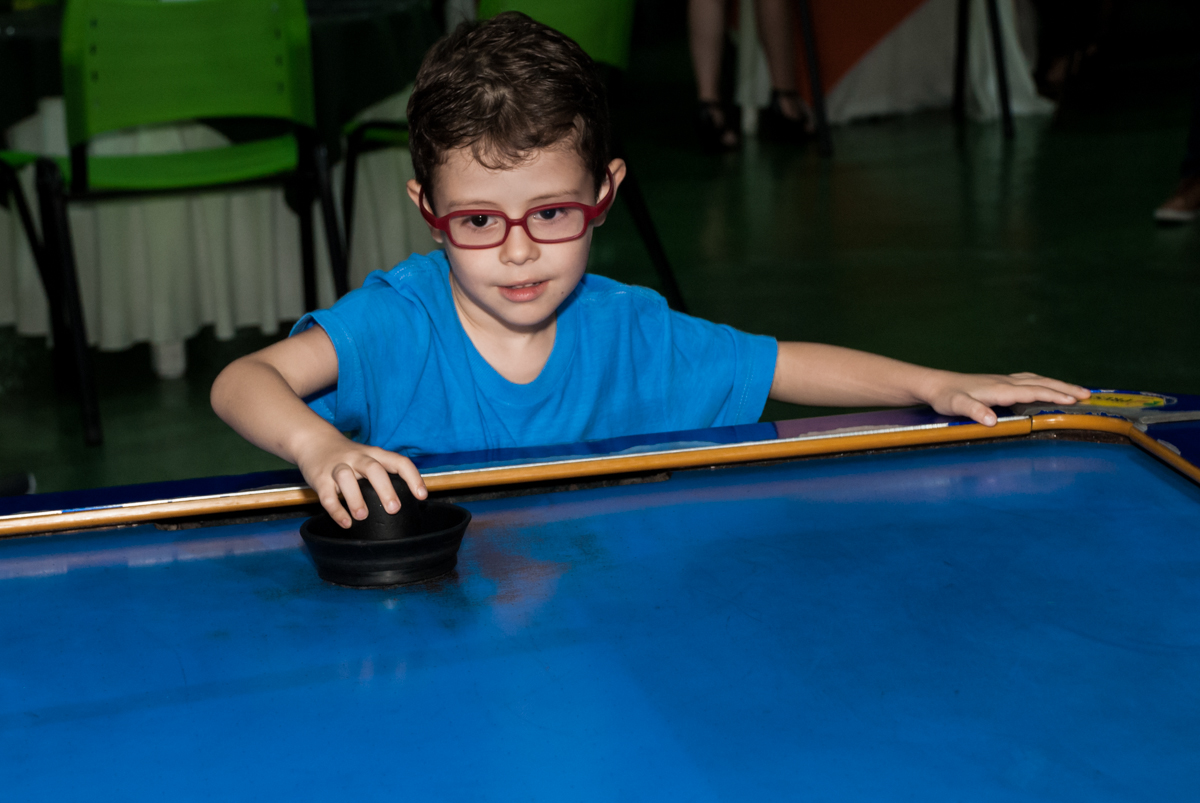 jogando futebol de mesa o Buffet Balakatoon, saude, são Paulo, aniversário de João Gabriel 5 anos, tema da festa carros