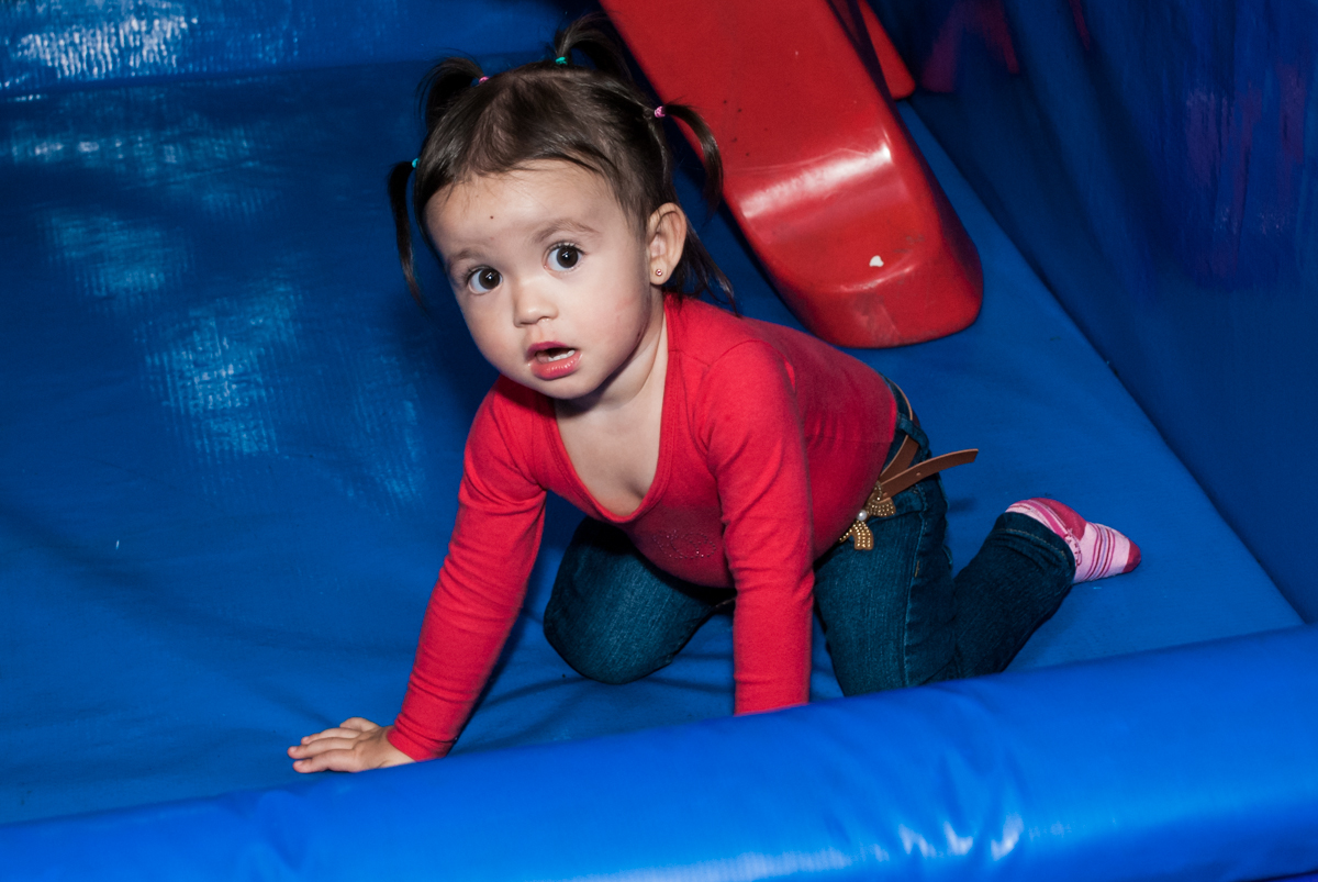 brincando na área baby no Buffet Balakatoon, saude, são Paulo, aniversário de João Gabriel 5 anos, tema da festa carros