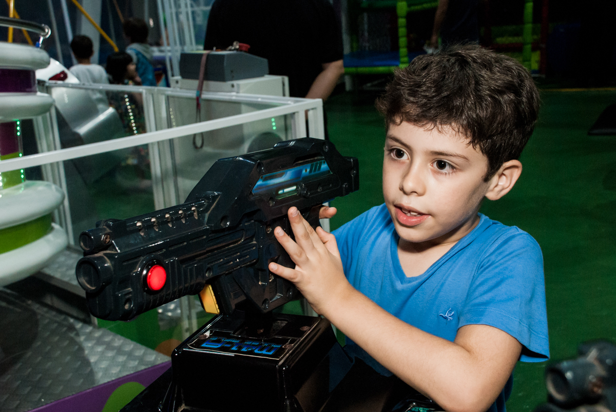 treinando no video game no Buffet Balakatoon, saude, são Paulo, aniversário de João Gabriel 5 anos, tema da festa carros