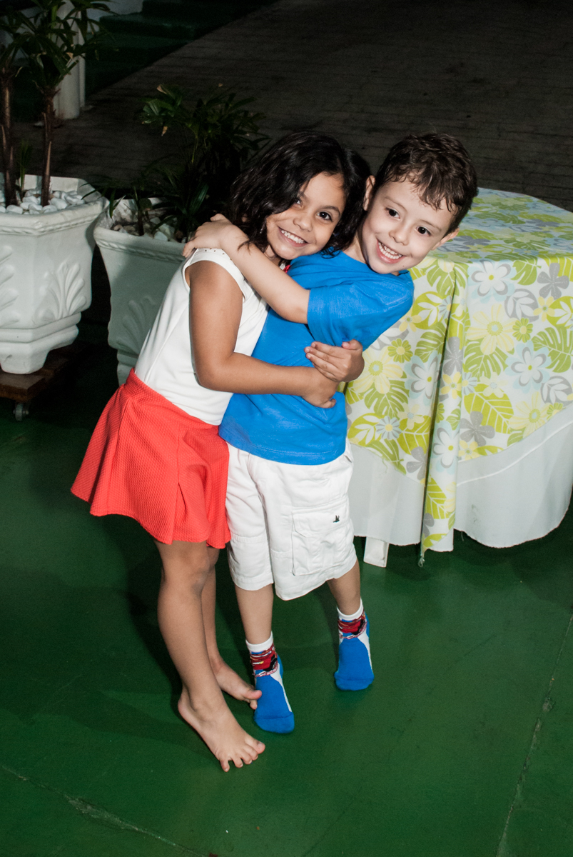 recebendo a amiga para sua festa no Buffet Balakatoon, saude, são Paulo, aniversário de João Gabriel 5 anos, tema da festa carros