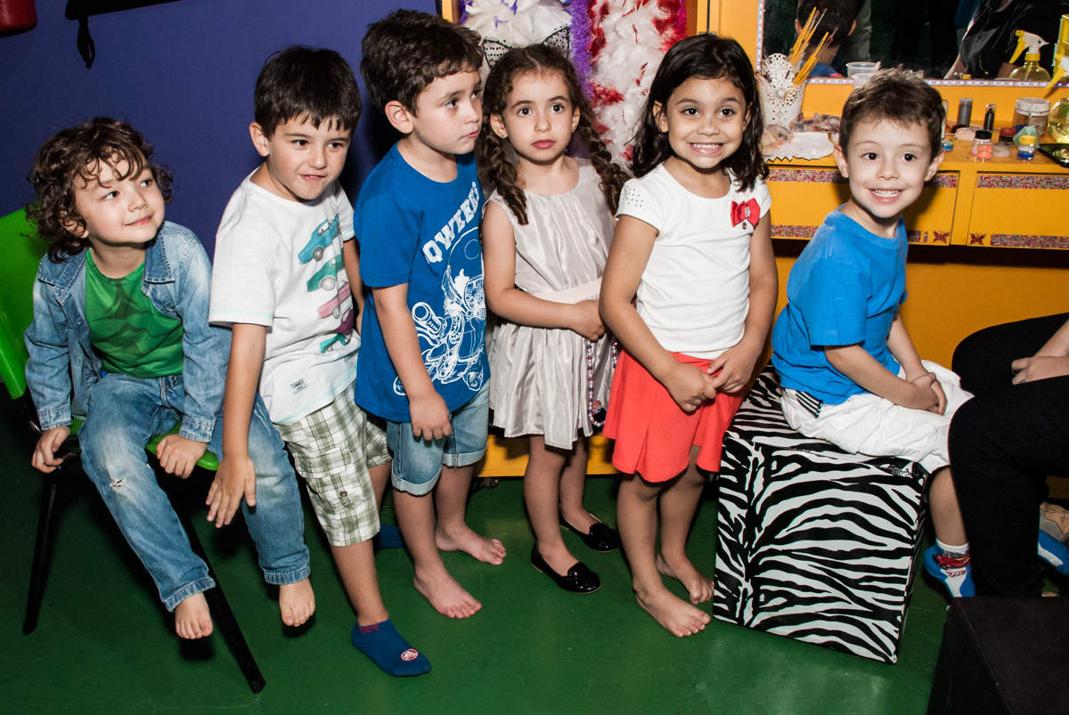 fotografia do aniversariante com os amigos no Buffet Balakatoon, saude, são Paulo, aniversário de João Gabriel 5 anos, tema da festa carros