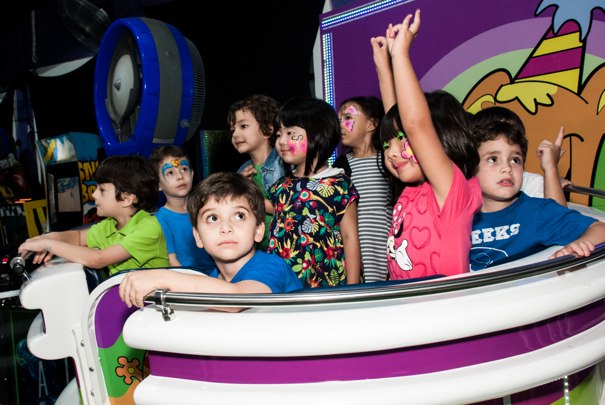amigos brincam no labamba no Buffet Balakatoon, saude, são Paulo, aniversário de João Gabriel 5 anos, tema da festa carros