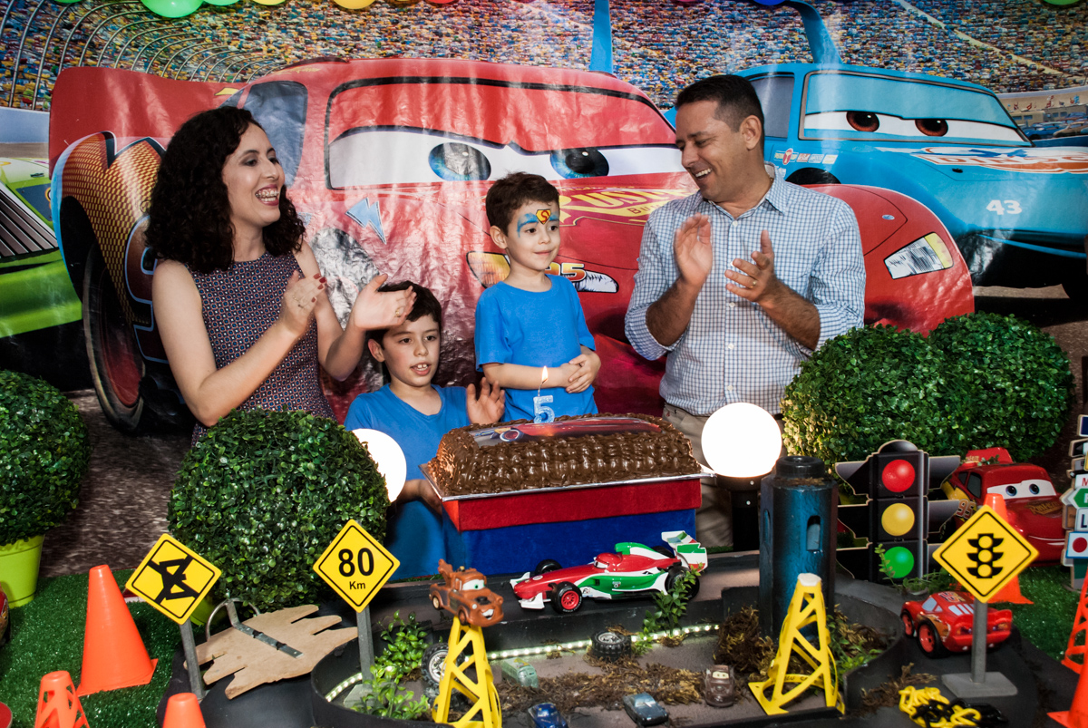 chegou a hora do parabêns no Buffet Balakatoon, saude, são Paulo, aniversário de João Gabriel 5 anos, tema da festa carros