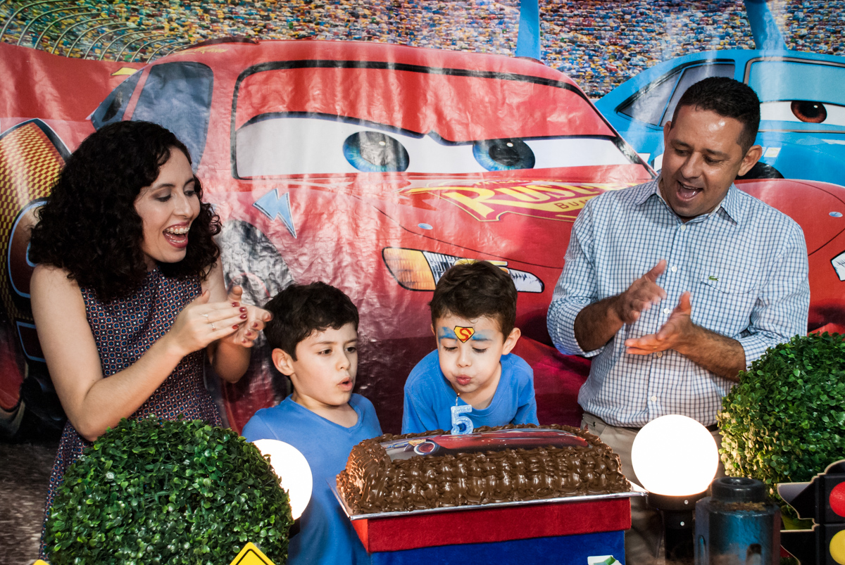 soprando a vela do bolo no Buffet Balakatoon, saude, são Paulo, aniversário de João Gabriel 5 anos, tema da festa carros