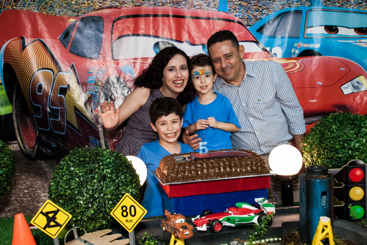 fotografia da família em frente o bolo no Buffet Balakatoon, saude, são Paulo, aniversário de João Gabriel 5 anos, tema da festa carros