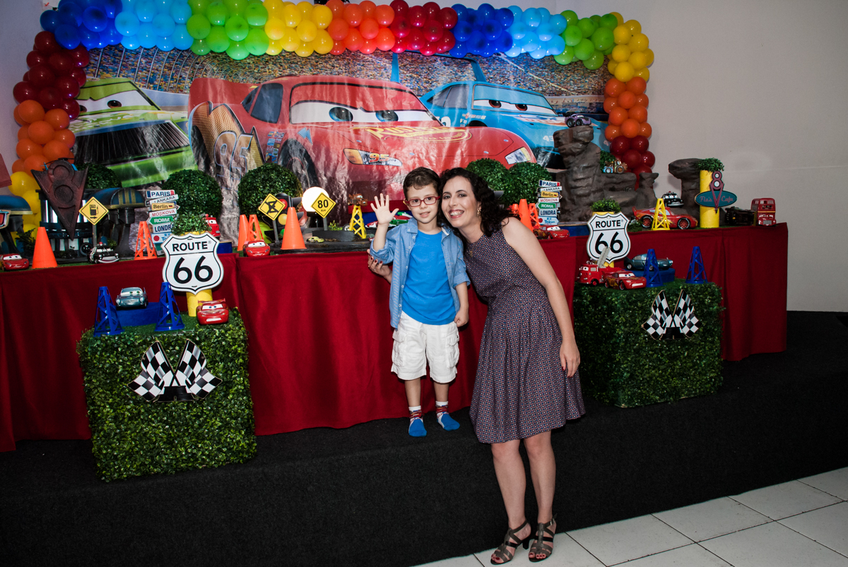 mãe e filho posam para foto no Buffet Balakatoon, saude, são Paulo, aniversário de João Gabriel 5 anos, tema da festa carros