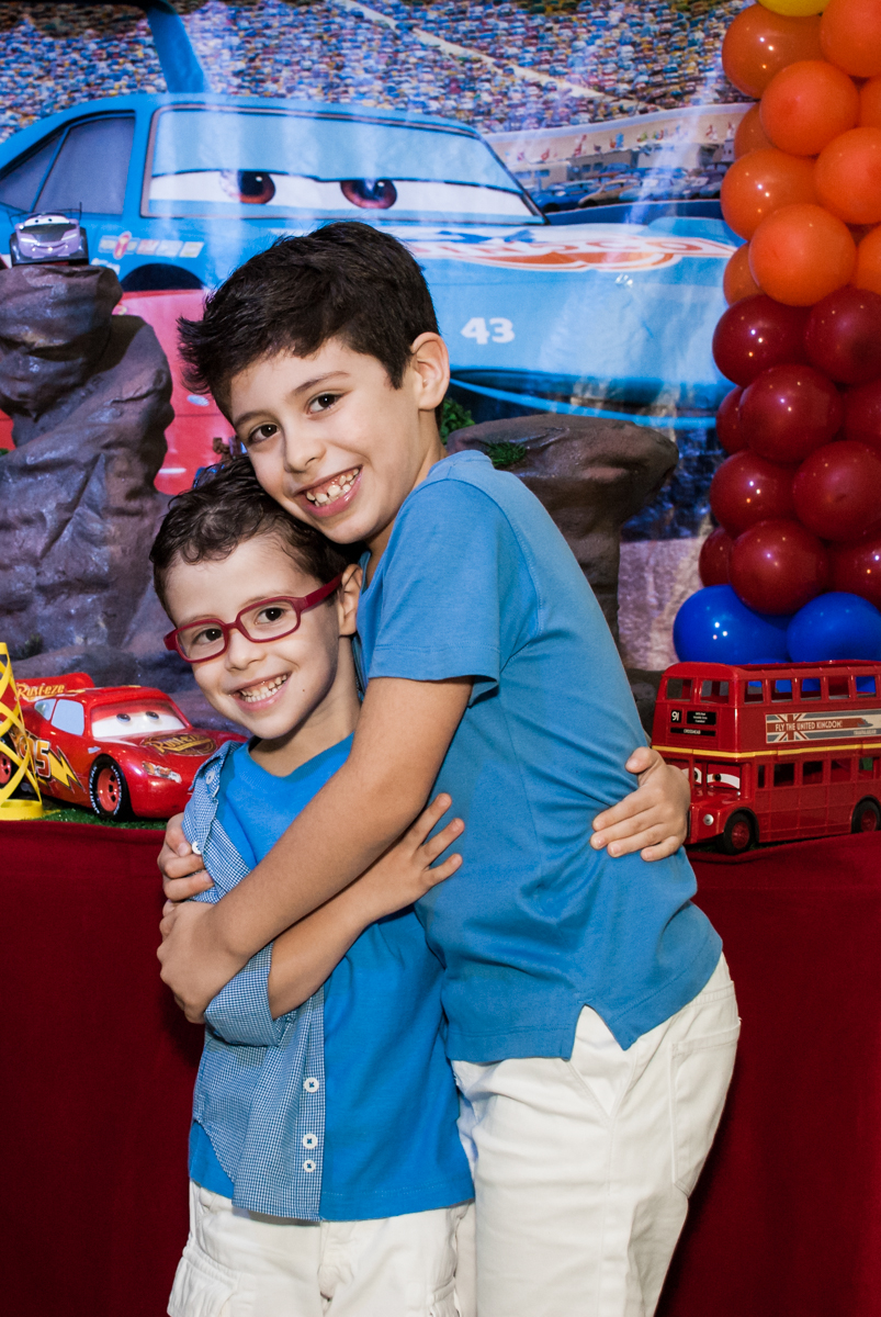 fotografia dos irmãos no Buffet Balakatoon, saude, são Paulo, aniversário de João Gabriel 5 anos, tema da festa carros