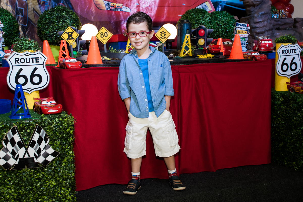 aniversariante posa para a foto no Buffet Balakatoon, saude, são Paulo, aniversário de João Gabriel 5 anos, tema da festa carros