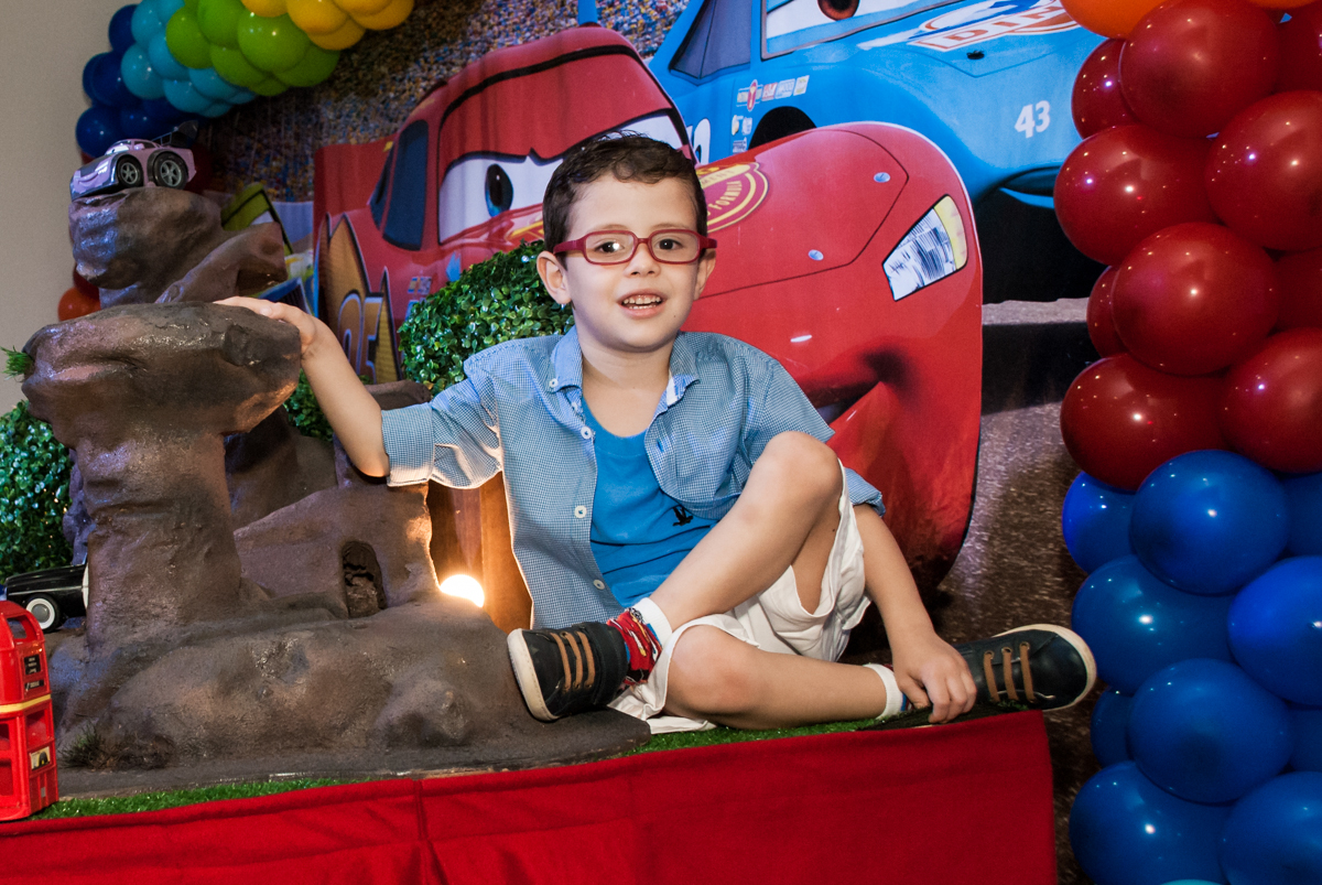 fotografia do aniversariante no Buffet Balakatoon, saude, são Paulo, aniversário de João Gabriel 5 anos, tema da festa carros