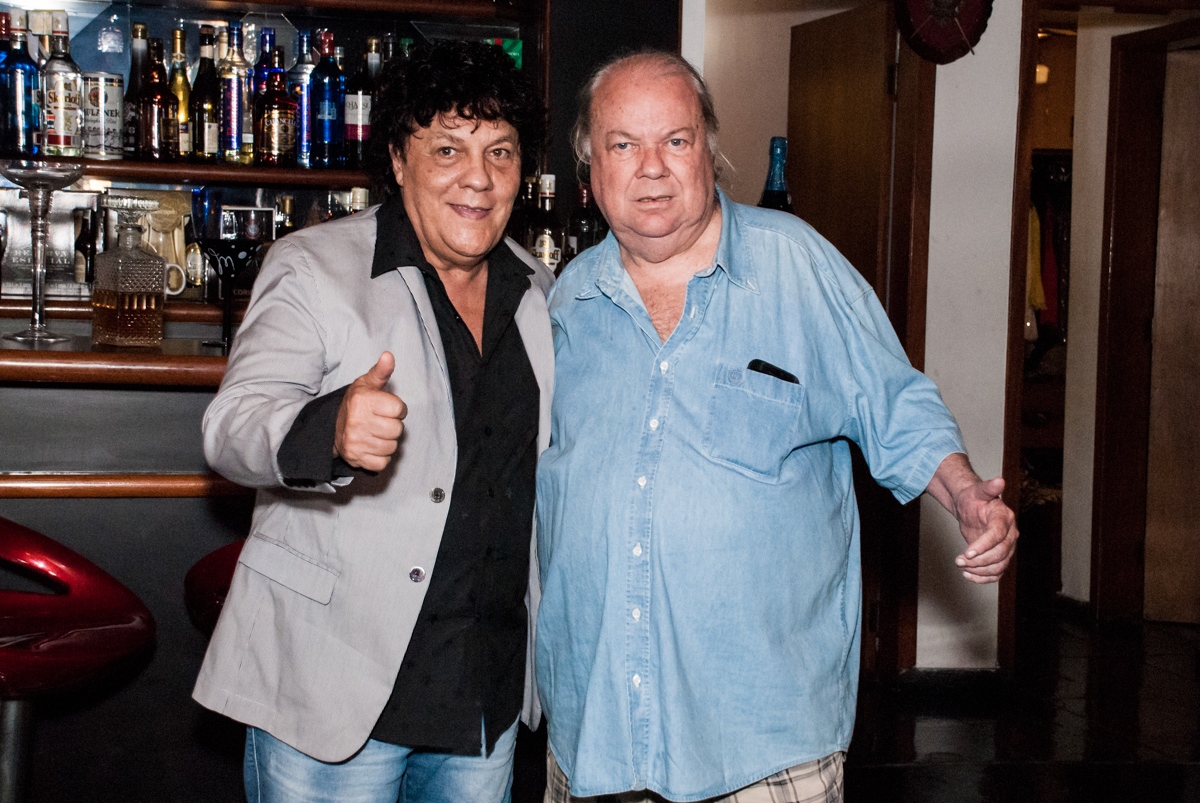 foto com o aniversariante e o cantor Wanderley Cardoso no aniversário de Helena 40 e Wanderley 67 anos, festa realizada no condomínio, Morumbi, São Paulo
