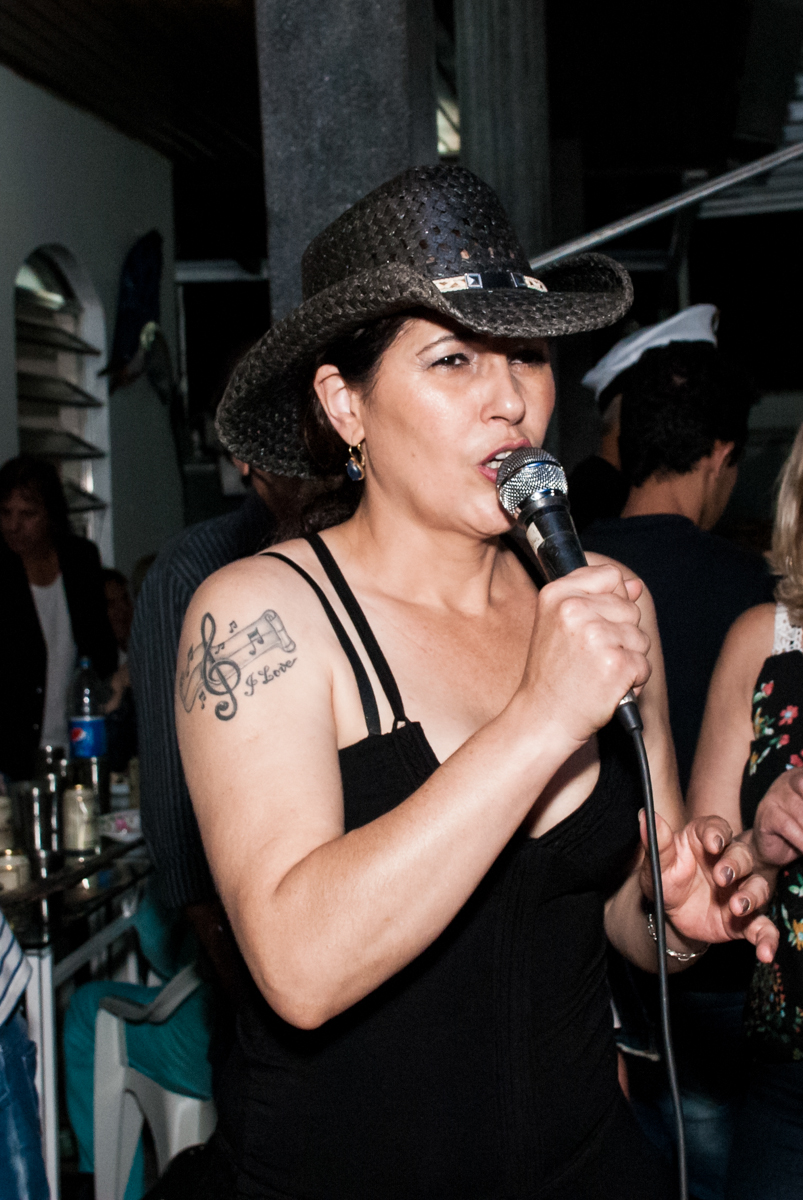 cantora se apresenta no aniversário de Helena 40 e Wanderley 67 anos, festa realizada no condomínio, Morumbi, São Paulo