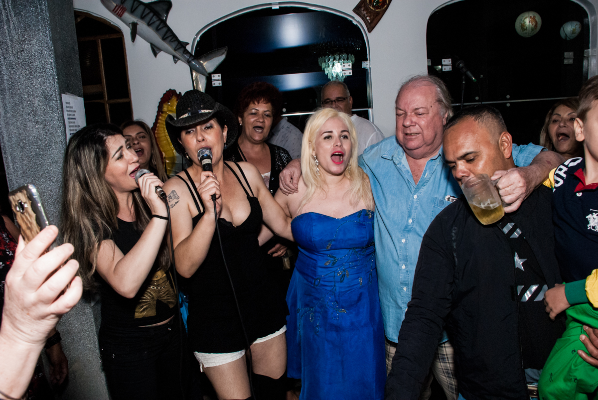 todos particpam do show com cantores dos anos 60 no aniversário de Helena 40 e Wanderley 67 anos, festa realizada no condomínio, Morumbi, São Paulo