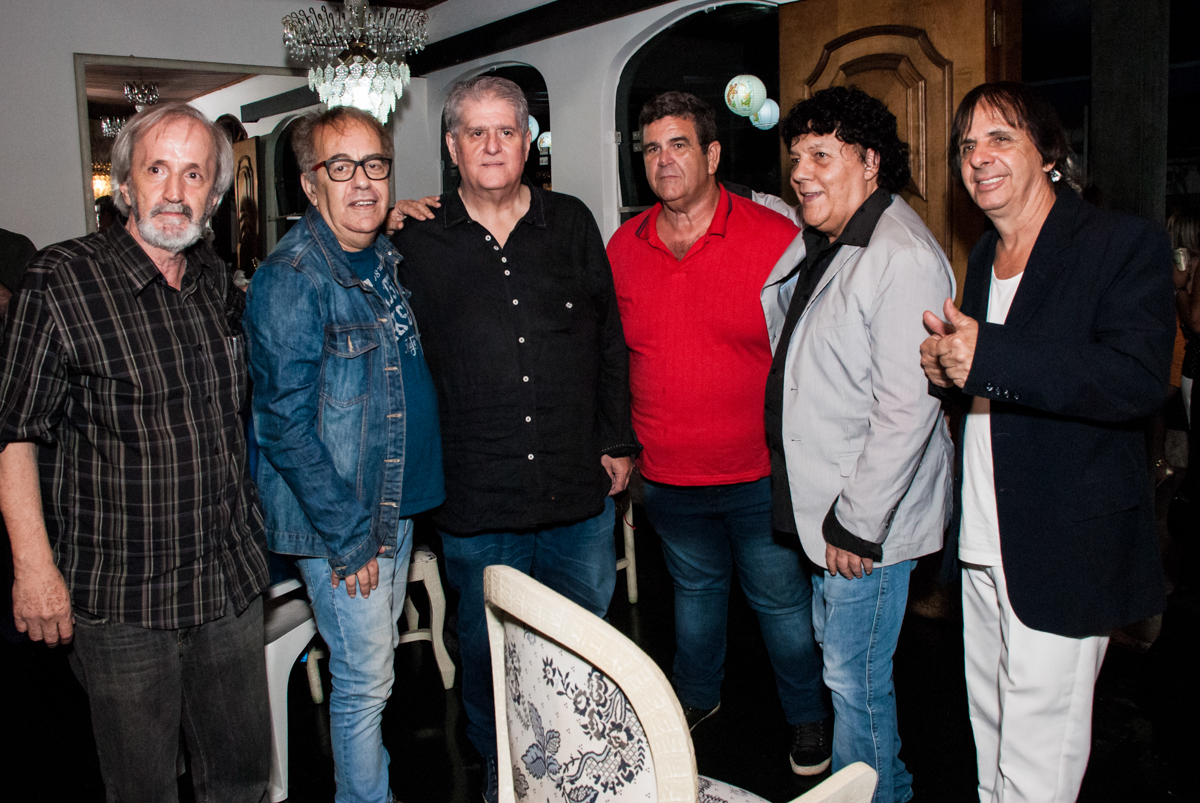 cronner da banda pholhas faz foto com os amigos no aniversário de Helena 40 e Wanderley 67 anos, festa realizada no condomínio, Morumbi, São Paulo