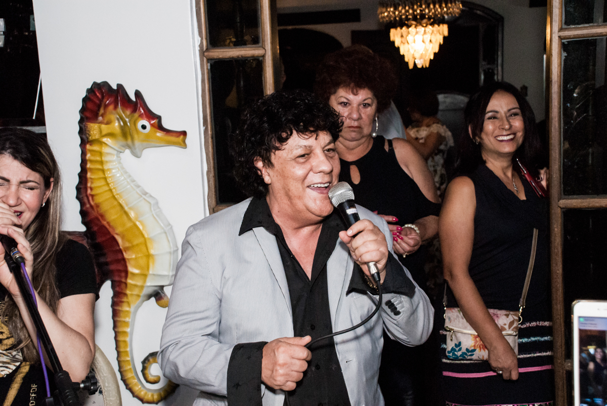 Wanderley Cardoso canta na festa no aniversário de Helena 40 e Wanderley 67 anos, festa realizada no condomínio, Morumbi, São Paulo