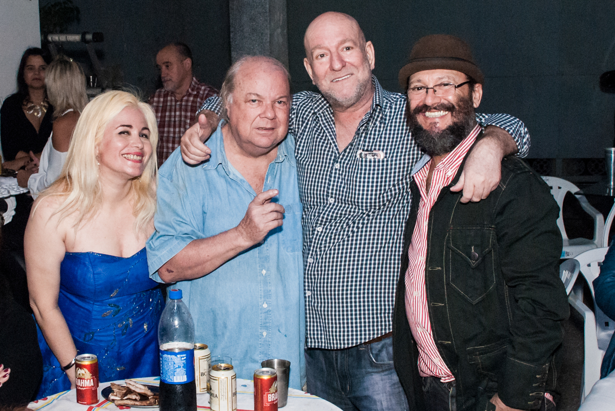mais fotos do aniversariante com os amigos no aniversário de Helena 40 e Wanderley 67 anos, festa realizada no condomínio, Morumbi, São Paulo