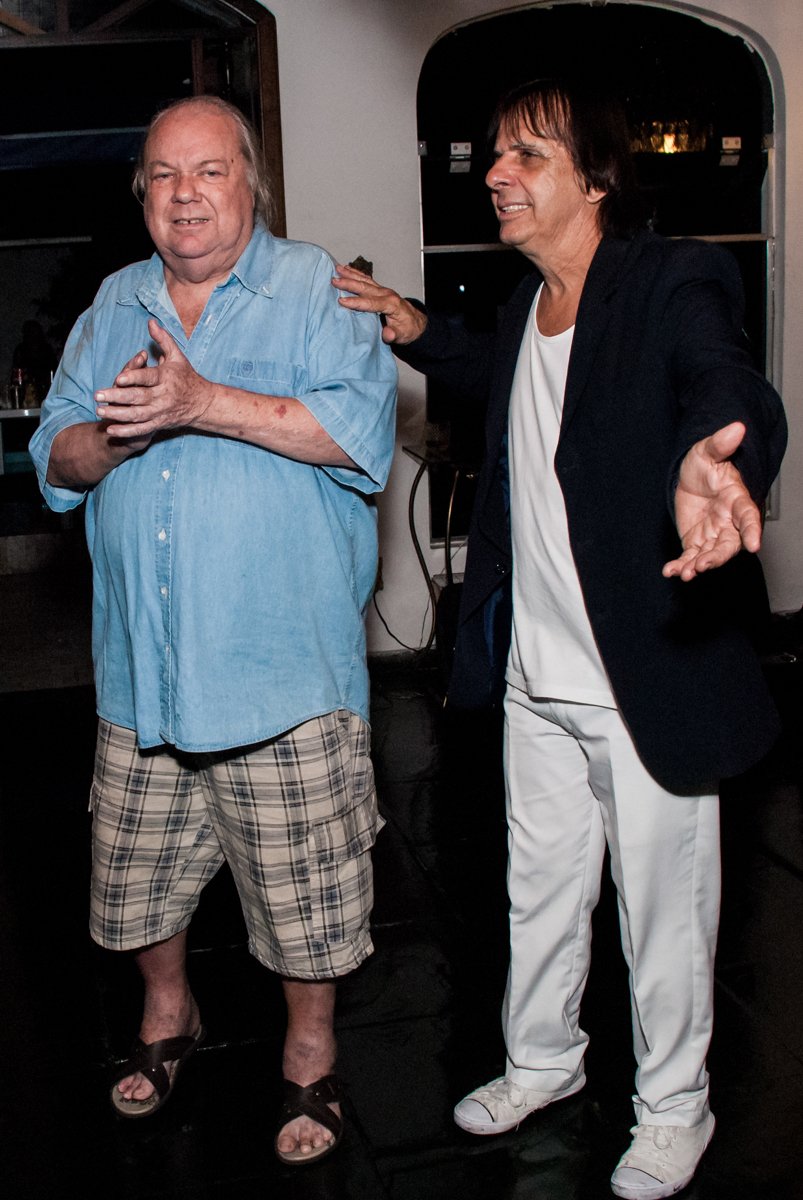 cover de Roberto Carlos no aniversário de Helena 40 e Wanderley 67 anos, festa realizada no condomínio, Morumbi, São Paulo