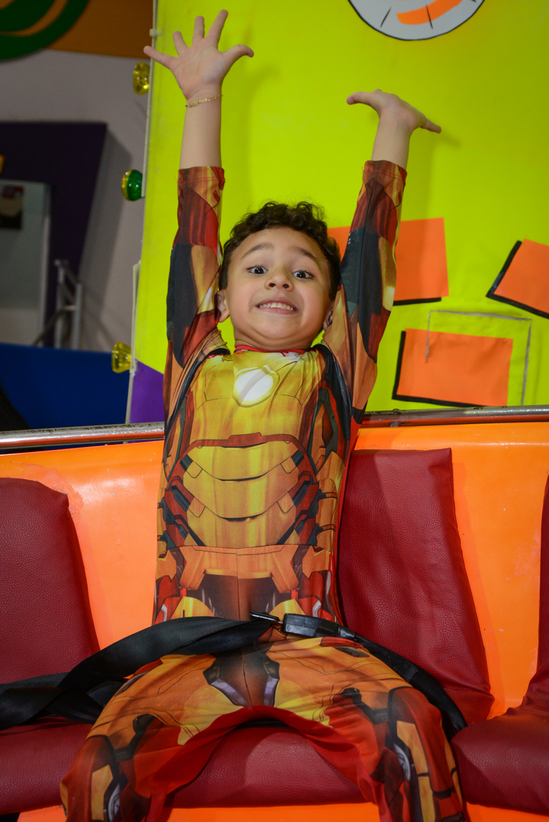 alegria no labamba no Buffet Fábrica da Alegria Osasco, São Paulo, aniversário de enrico 14 e Ryan 7 anos, tema da festa Super Heróis