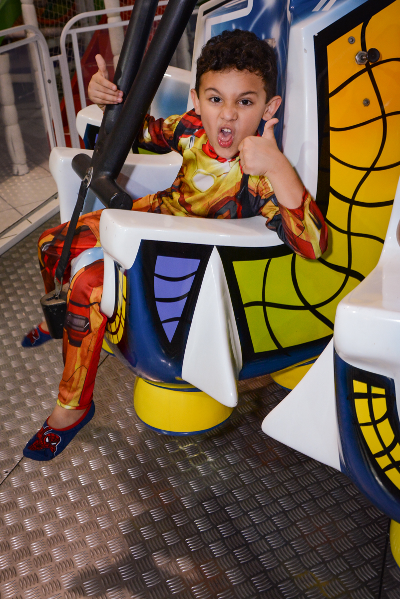 brinquedo elevador divertido no Buffet Fábrica da Alegria Osasco, São Paulo, aniversário de enrico 14 e Ryan 7 anos, tema da festa Super Heróis