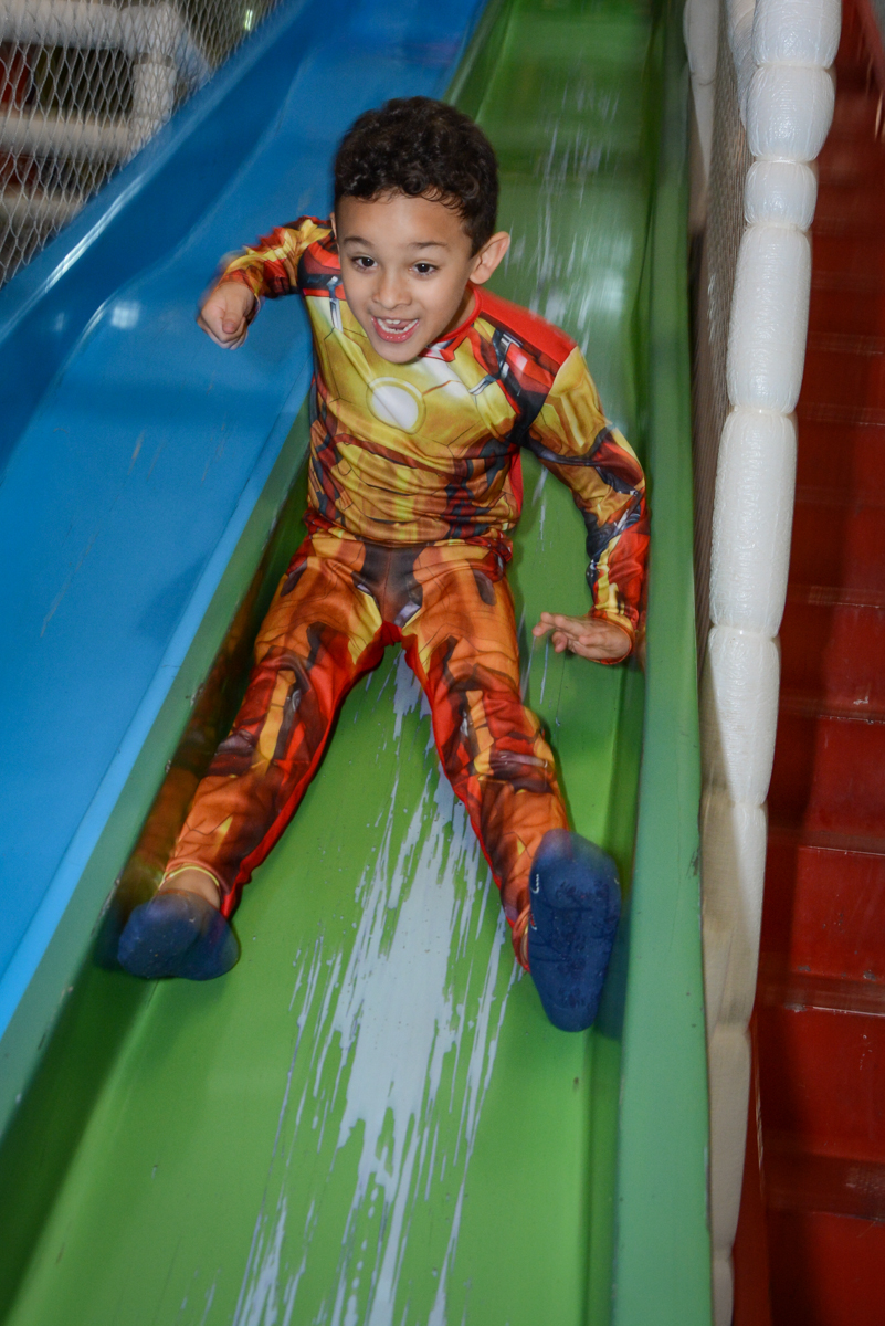curtindo o escorregador no Buffet Fábrica da Alegria Osasco, São Paulo, aniversário de enrico 14 e Ryan 7 anos, tema da festa Super Heróis