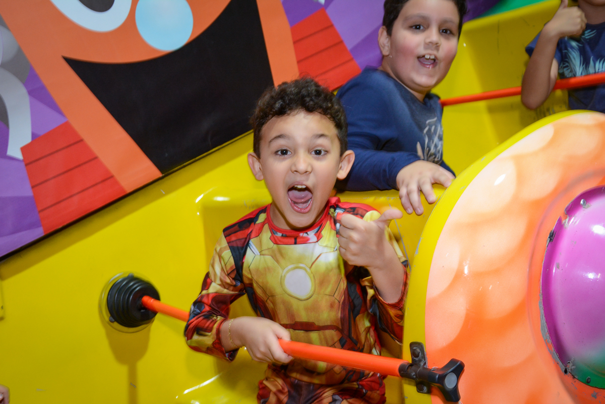 brincadeira divertida no barco vicking no Buffet Fábrica da Alegria Osasco, São Paulo, aniversário de enrico 14 e Ryan 7 anos, tema da festa Super Heróis