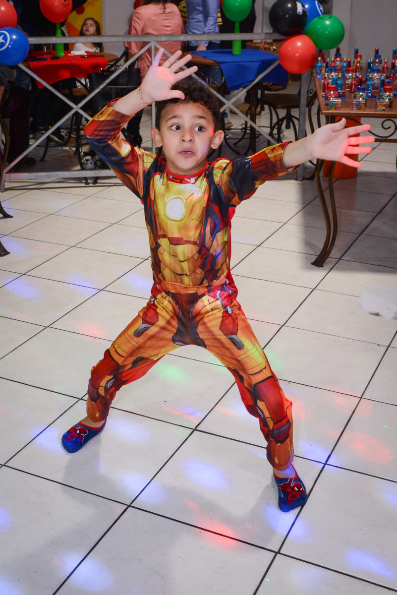 hora da balada no Buffet Fábrica da Alegria Osasco, São Paulo, aniversário de enrico 14 e Ryan 7 anos, tema da festa Super Heróis
