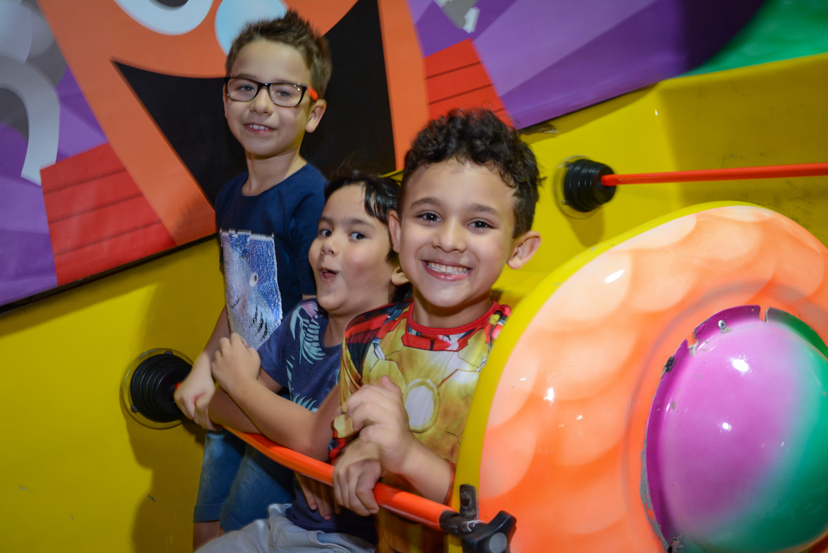 os amigos se divertem no barco vicking no Buffet Fábrica da Alegria Osasco, São Paulo, aniversário de enrico 14 e Ryan 7 anos, tema da festa Super Heróis