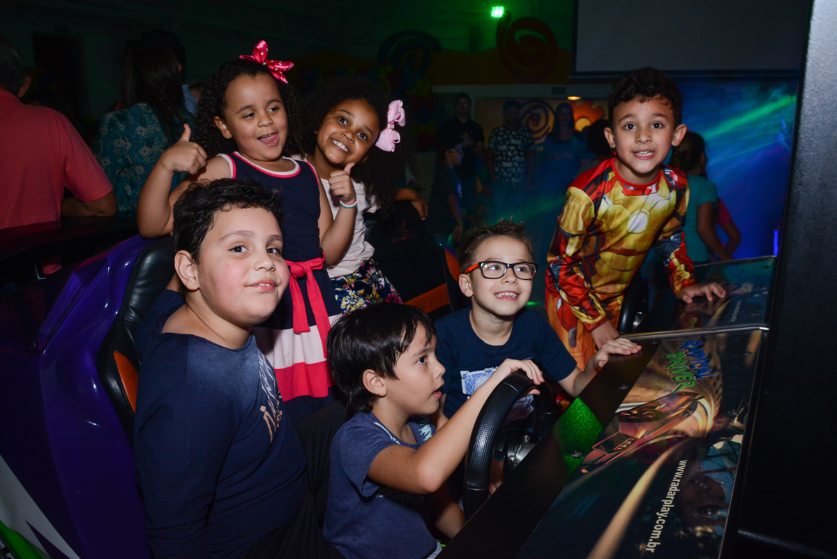amigos posam para a fotografia no Buffet Fábrica da Alegria Osasco, São Paulo, aniversário de enrico 14 e Ryan 7 anos, tema da festa Super Heróis
