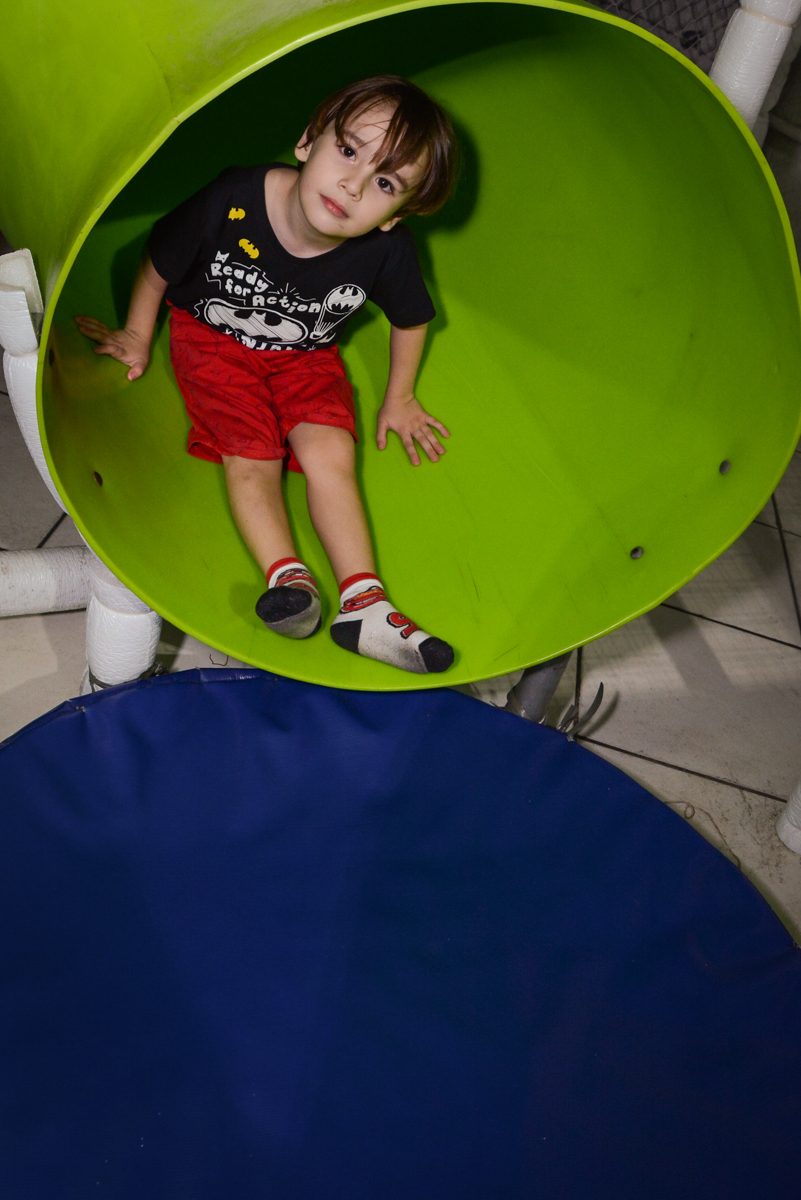 escorregador divertido no Buffet Fábrica da Alegria Osasco, São Paulo, aniversário de enrico 14 e Ryan 7 anos, tema da festa Super Heróis