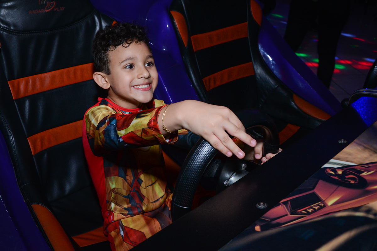 brincando no simulador de corridas no Buffet Fábrica da Alegria Osasco, São Paulo, aniversário de enrico 14 e Ryan 7 anos, tema da festa Super Heróis