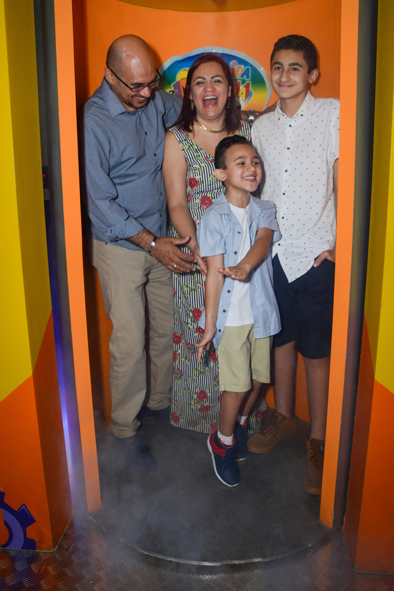 saindo da maquina do parabéns no Buffet Fábrica da Alegria Osasco, São Paulo, aniversário de enrico 14 e Ryan 7 anos, tema da festa Super Heróis