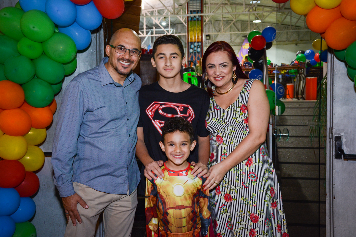 entrada da família para a festa no Buffet Fábrica da Alegria Osasco, São Paulo, aniversário de enrico 14 e Ryan 7 anos, tema da festa Super Heróis