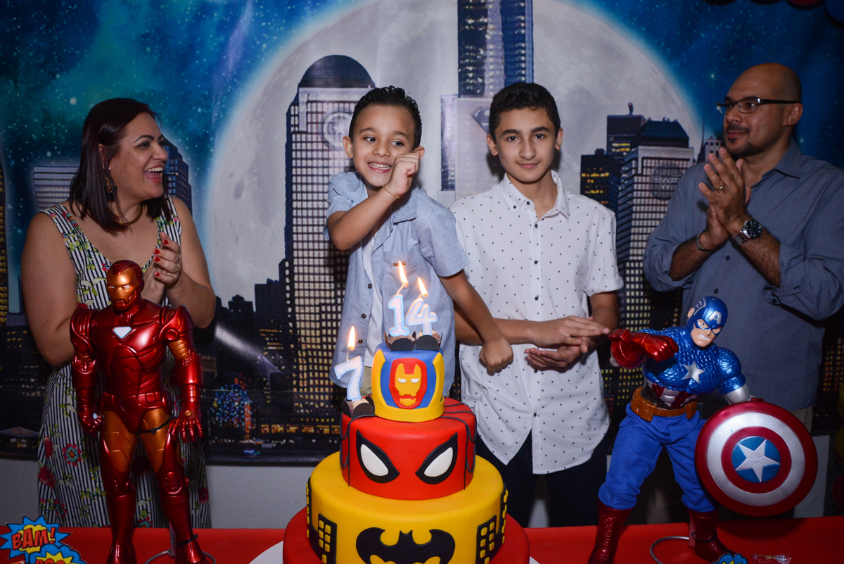 hora de cantar parabéns no Buffet Fábrica da Alegria Osasco, São Paulo, aniversário de enrico 14 e Ryan 7 anos, tema da festa Super Heróis