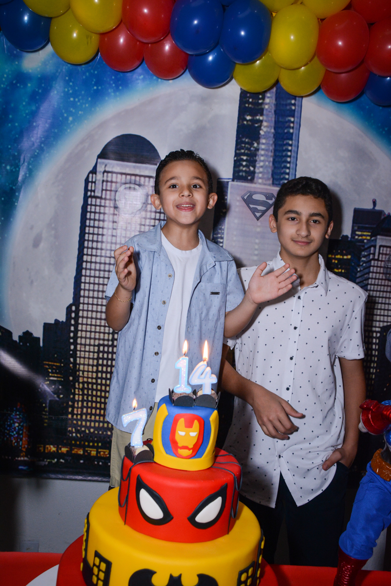 parabens animado no Buffet Fábrica da Alegria Osasco, São Paulo, aniversário de enrico 14 e Ryan 7 anos, tema da festa Super Heróis