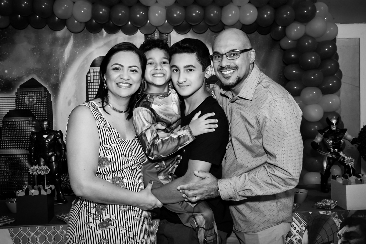 A família posa para a foto no Buffet Fábrica da Alegria Osasco, São Paulo, aniversário de enrico 14 e Ryan 7 anos, tema da festa Super Heróis