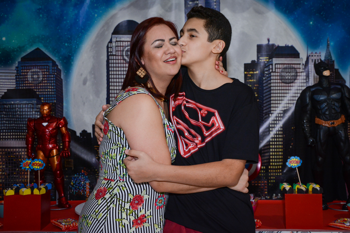 mãe ganha beijo do filho no Buffet Fábrica da Alegria Osasco, São Paulo, aniversário de enrico 14 e Ryan 7 anos, tema da festa Super Heróis