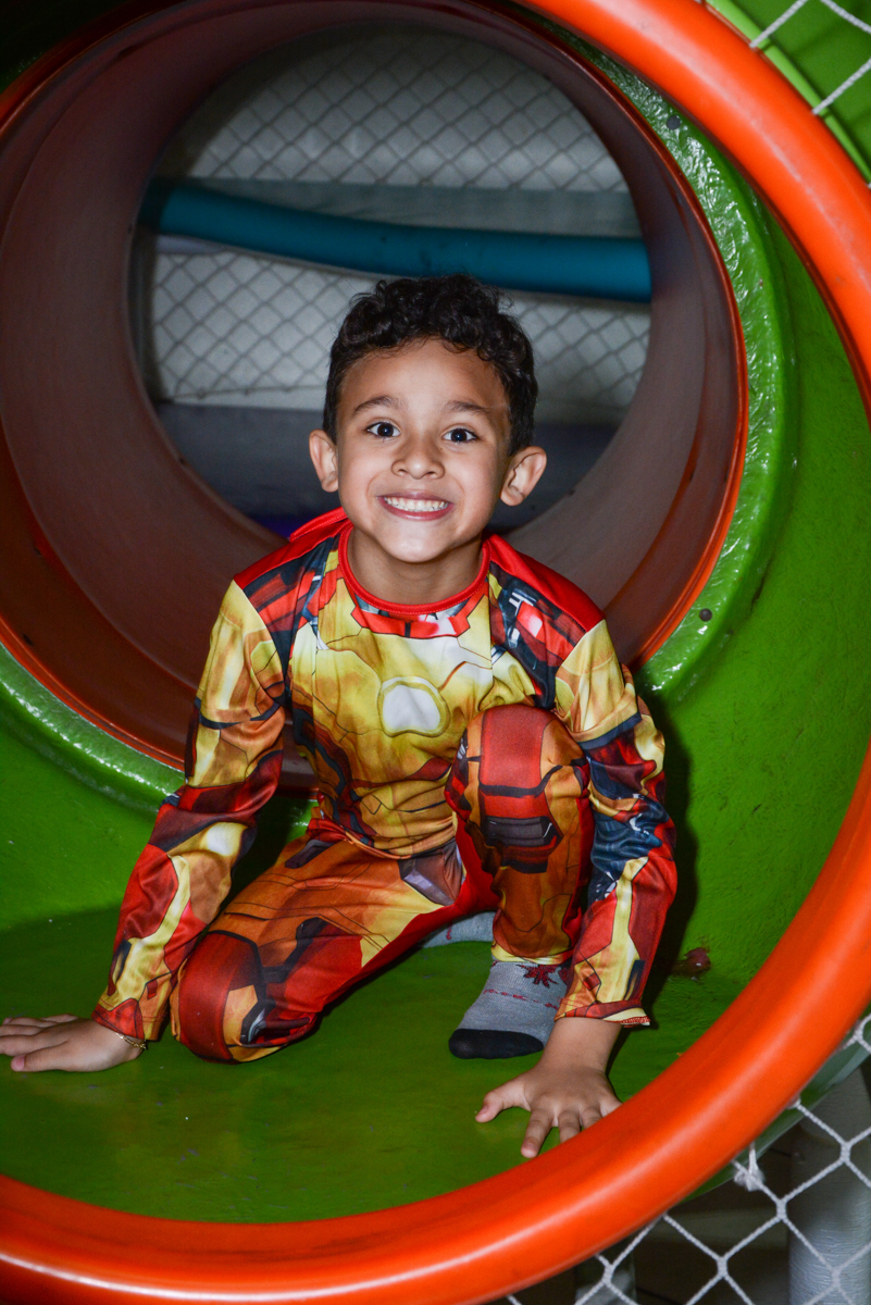 foto no brinquedão no Buffet Fábrica da Alegria Osasco, São Paulo, aniversário de enrico 14 e Ryan 7 anos, tema da festa Super Heróis