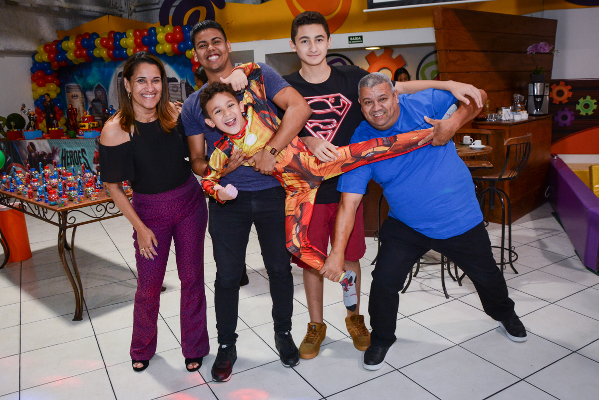 bagunça na festa no Buffet Fábrica da Alegria Osasco, São Paulo, aniversário de enrico 14 e Ryan 7 anos, tema da festa Super Heróis
