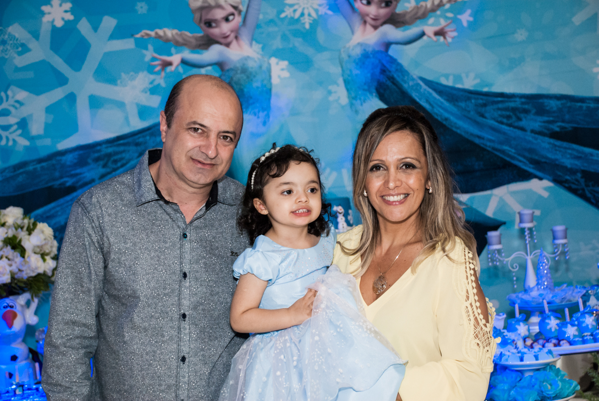 fotografia animada com os pais no Buffet Fábrica da Alegria, Osasco, São Paulo, aniversário de anna clara, 3 anos, tema da festa Frozen