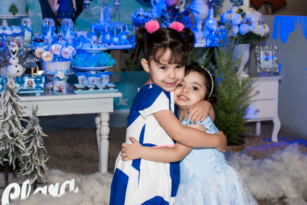 recebendo a prima para sua festa no Buffet Fábrica da Alegria, Osasco, São Paulo, aniversário de anna clara, 3 anos, tema da festa Frozen