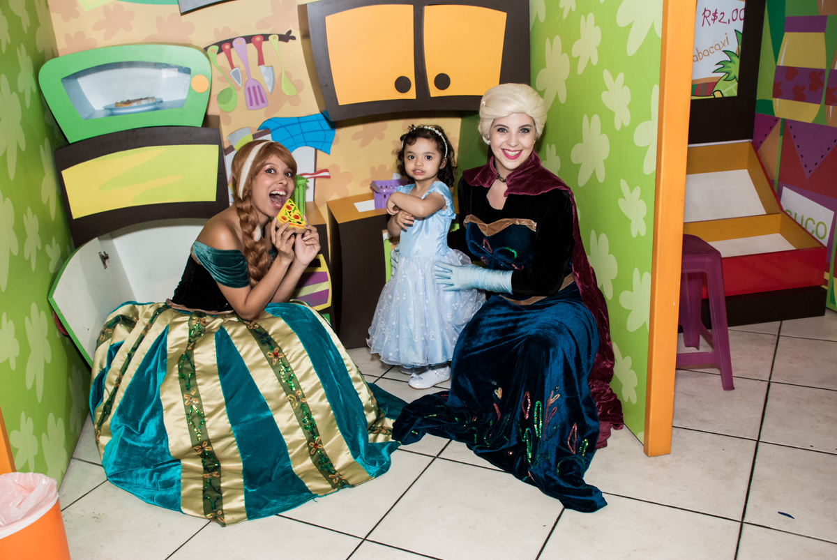 brincando na cozinha no Buffet Fábrica da Alegria, Osasco, São Paulo, aniversário de anna clara, 3 anos, tema da festa Frozen