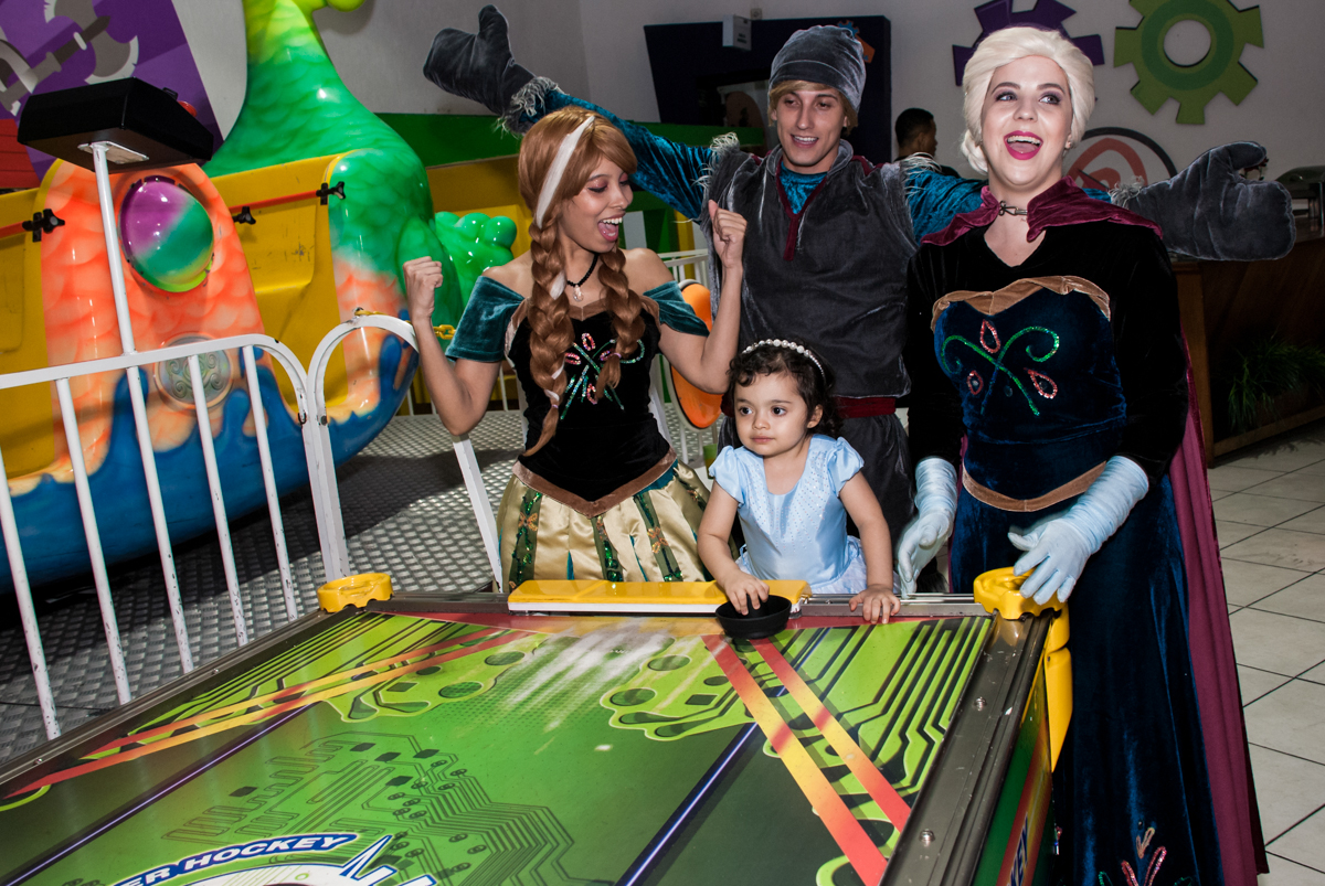 brincando com os personagens no Buffet Fábrica da Alegria, Osasco, São Paulo, aniversário de anna clara, 3 anos, tema da festa Frozen