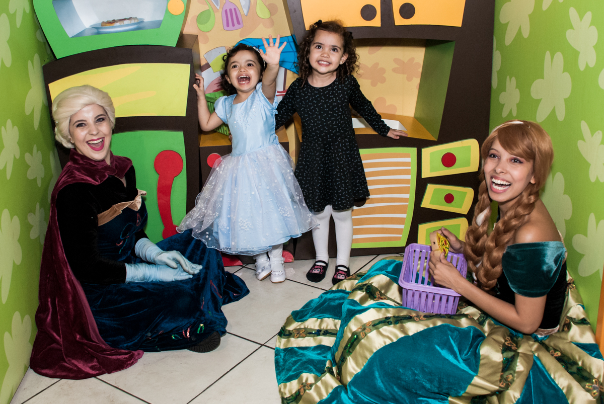 brincando com a amiga na cozinha do Buffet Fábrica da Alegria, Osasco, São Paulo, aniversário de anna clara, 3 anos, tema da festa Frozen