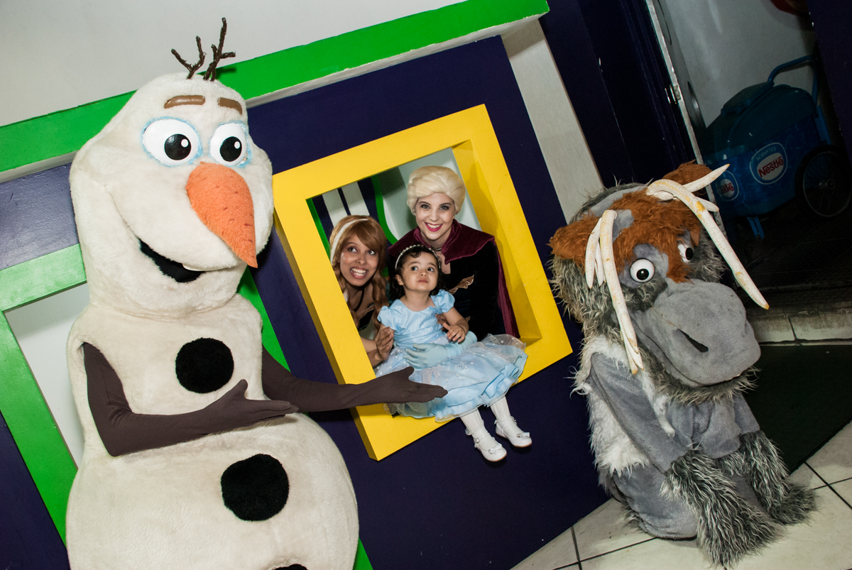 fotografia na casa de bonecas no Buffet Fábrica da Alegria, Osasco, São Paulo, aniversário de anna clara, 3 anos, tema da festa Frozen