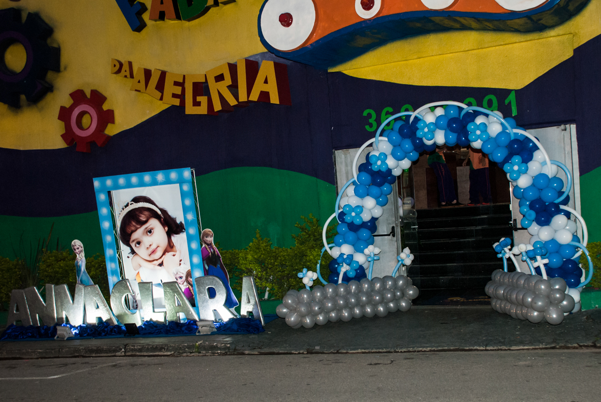 fachada de cinema no Buffet Fábrica da Alegria, Osasco, São Paulo, aniversário de anna clara, 3 anos, tema da festa Frozen