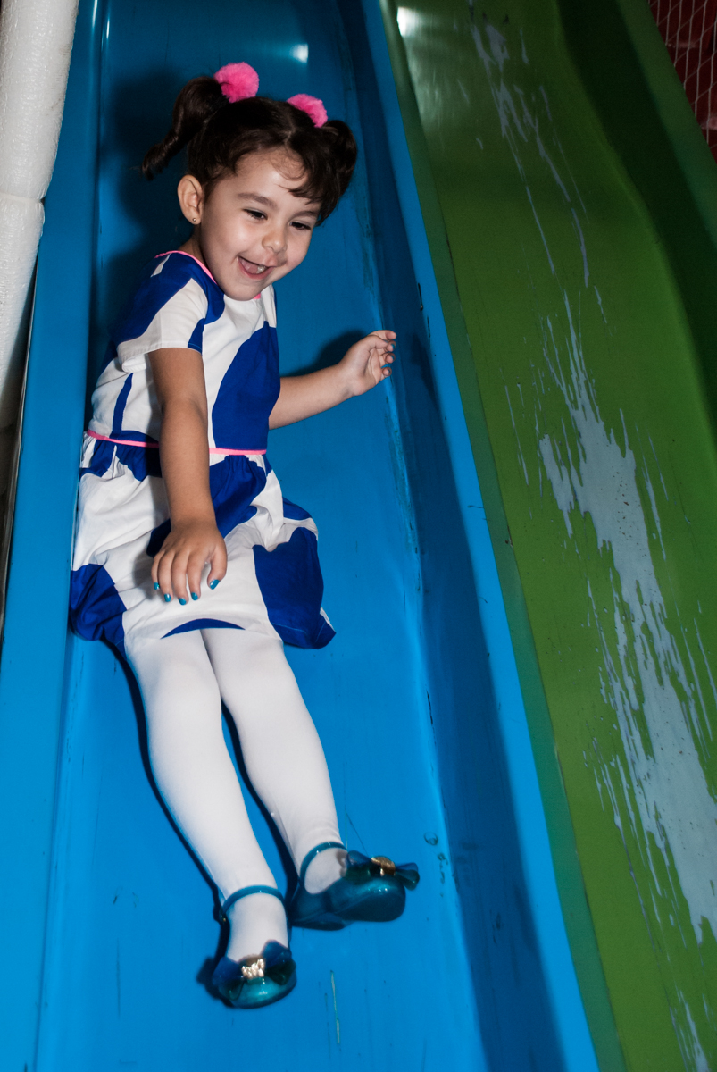 a prima diverte no escorregador no Buffet Fábrica da Alegria, Osasco, São Paulo, aniversário de anna clara, 3 anos, tema da festa Frozen