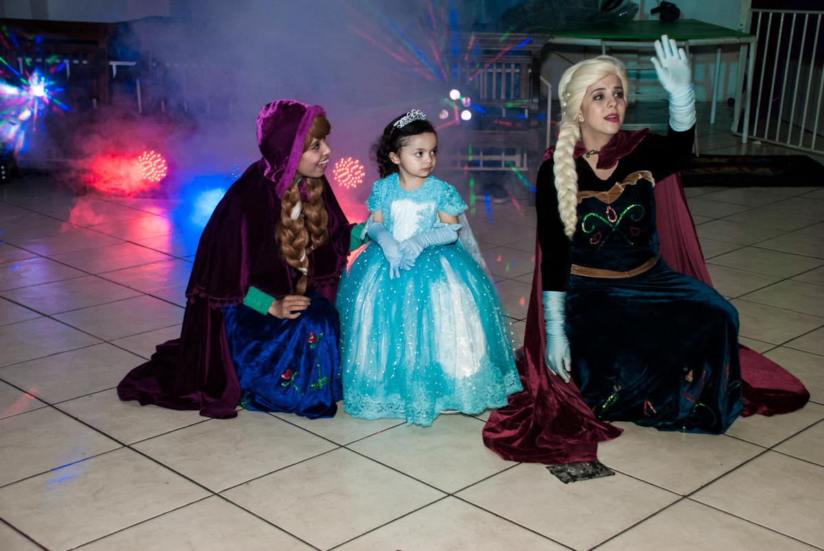 show animado com elsa e ana no Buffet Fábrica da Alegria, Osasco, São Paulo, aniversário de anna clara, 3 anos, tema da festa Frozen