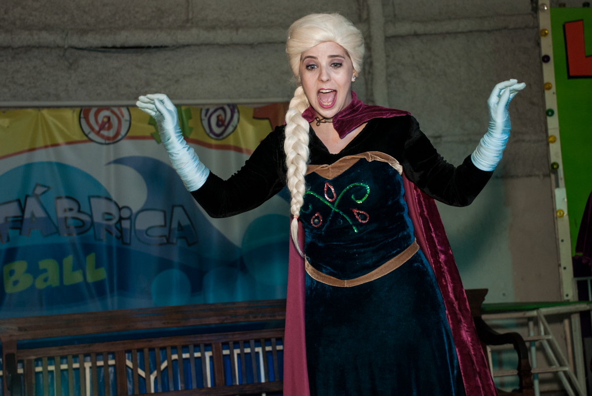 elsa canta no show no Buffet Fábrica da Alegria, Osasco, São Paulo, aniversário de anna clara, 3 anos, tema da festa Frozen